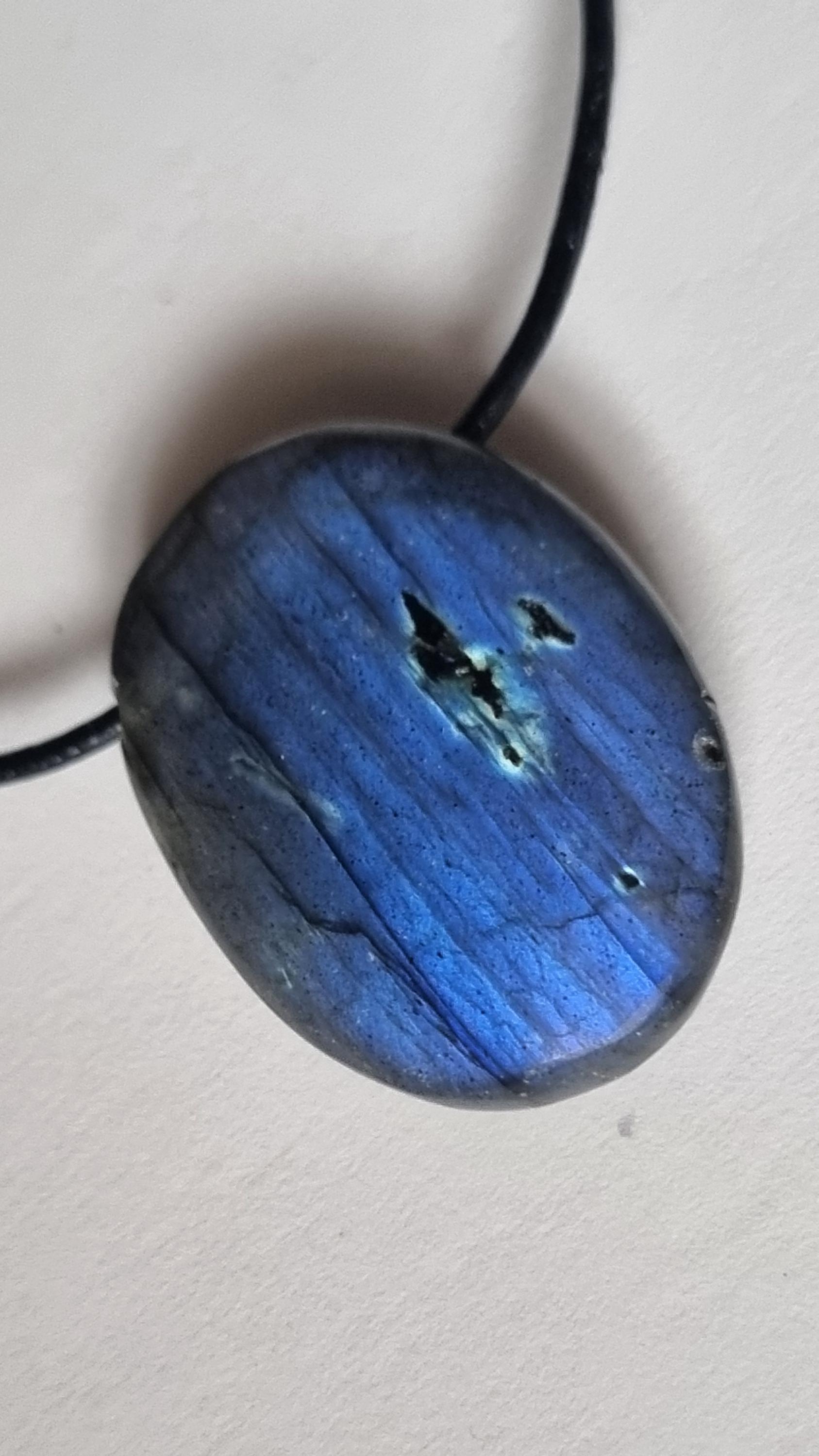 Blauer Labradorit Mit Lederband von ElkesEdelsteinstube