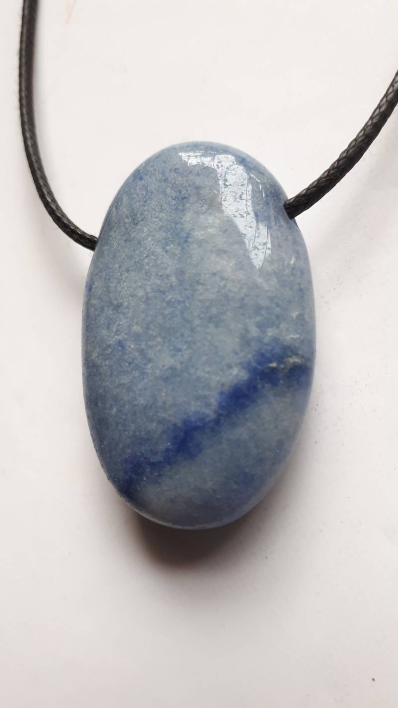 Blauquarz in Linsenform Mit Lederband von ElkesEdelsteinstube