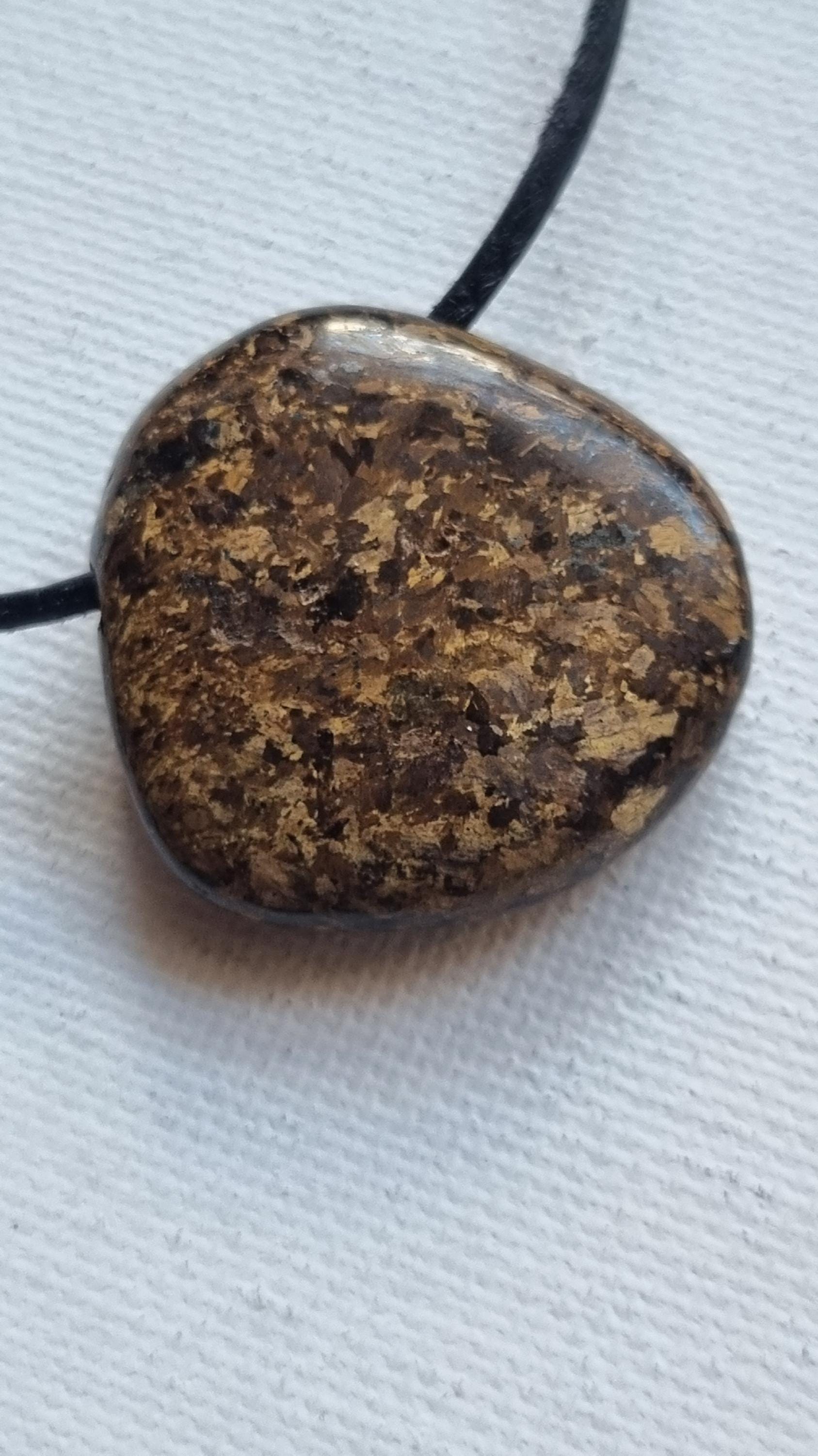 Bronzit Mit Lederband Bronzit Mit Lederband von ElkesEdelsteinstube