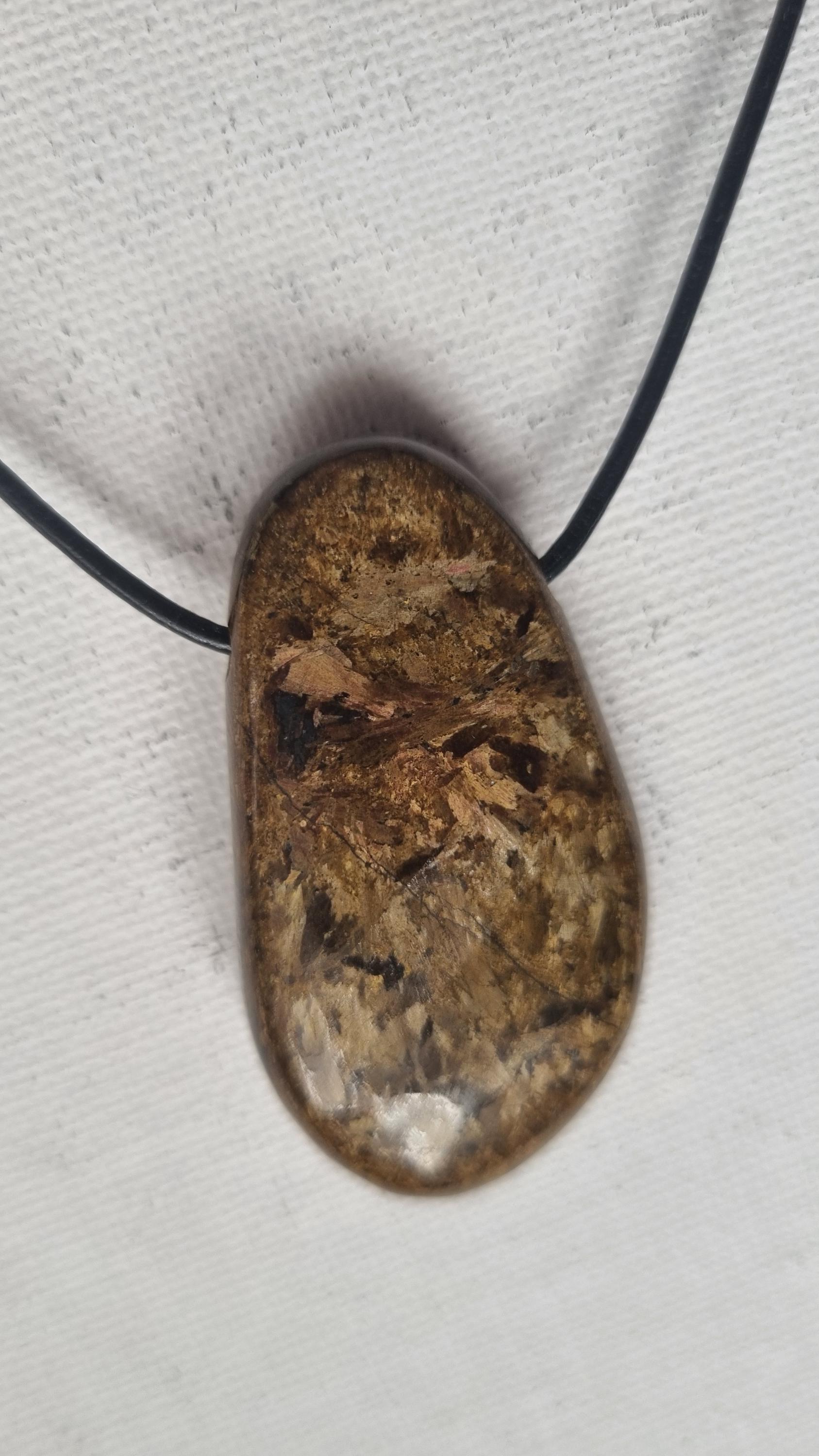 Bronzit Mit Lederband von ElkesEdelsteinstube