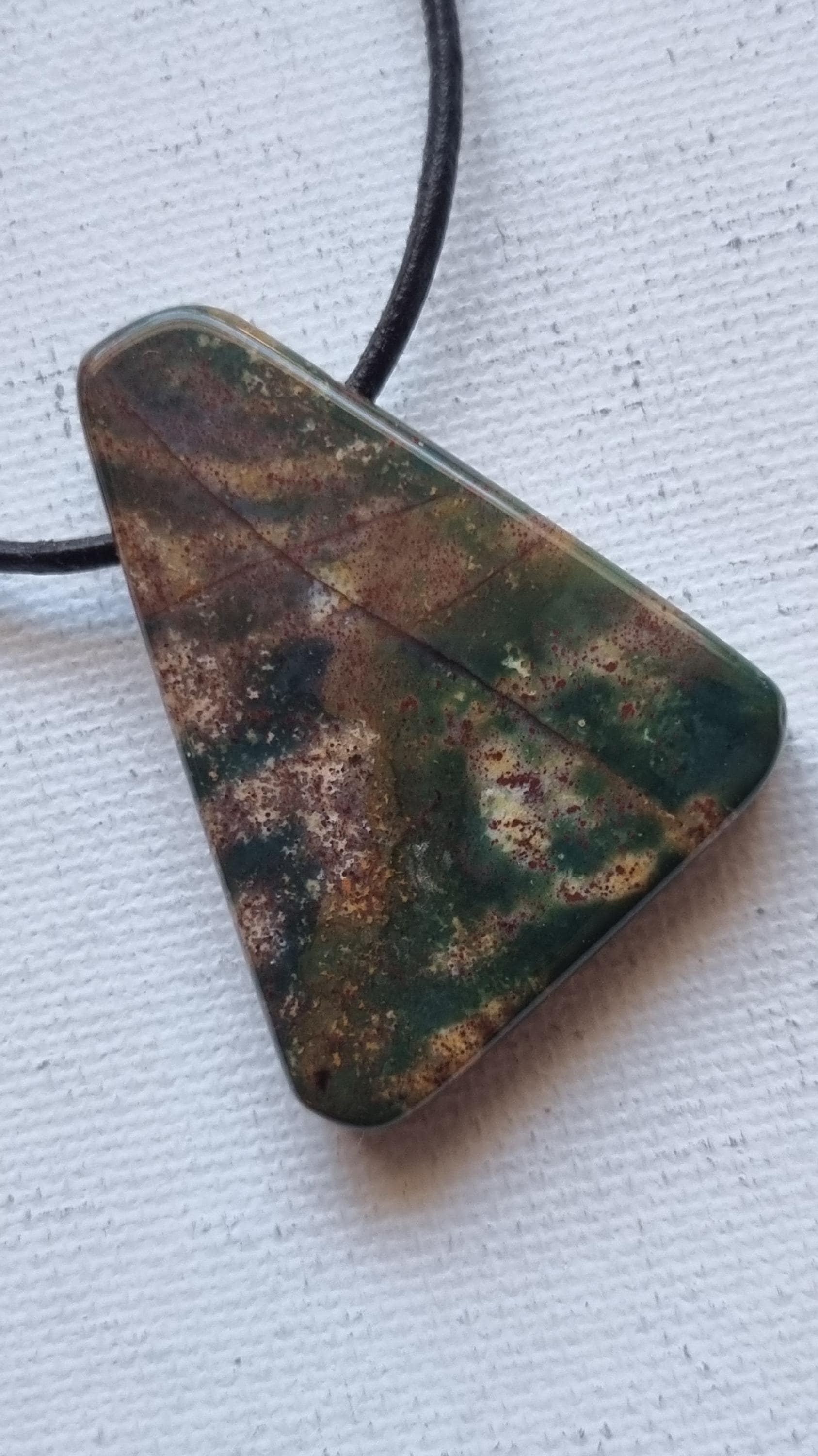 Buntjaspis Mit Lederband Buntjaspis Mit Lederband von ElkesEdelsteinstube