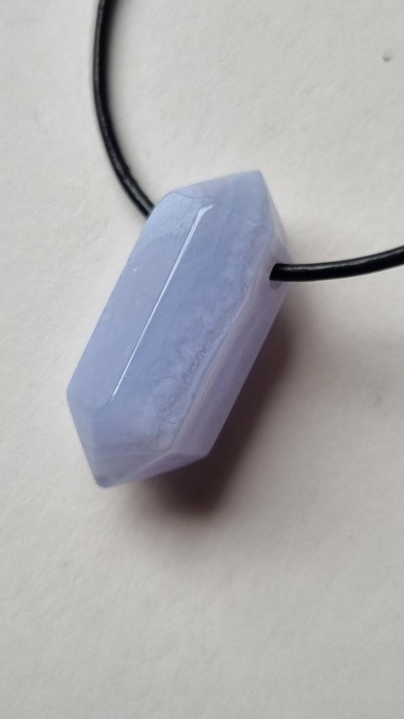 Chalcedon-Doppelspitze Mit Lederband von ElkesEdelsteinstube