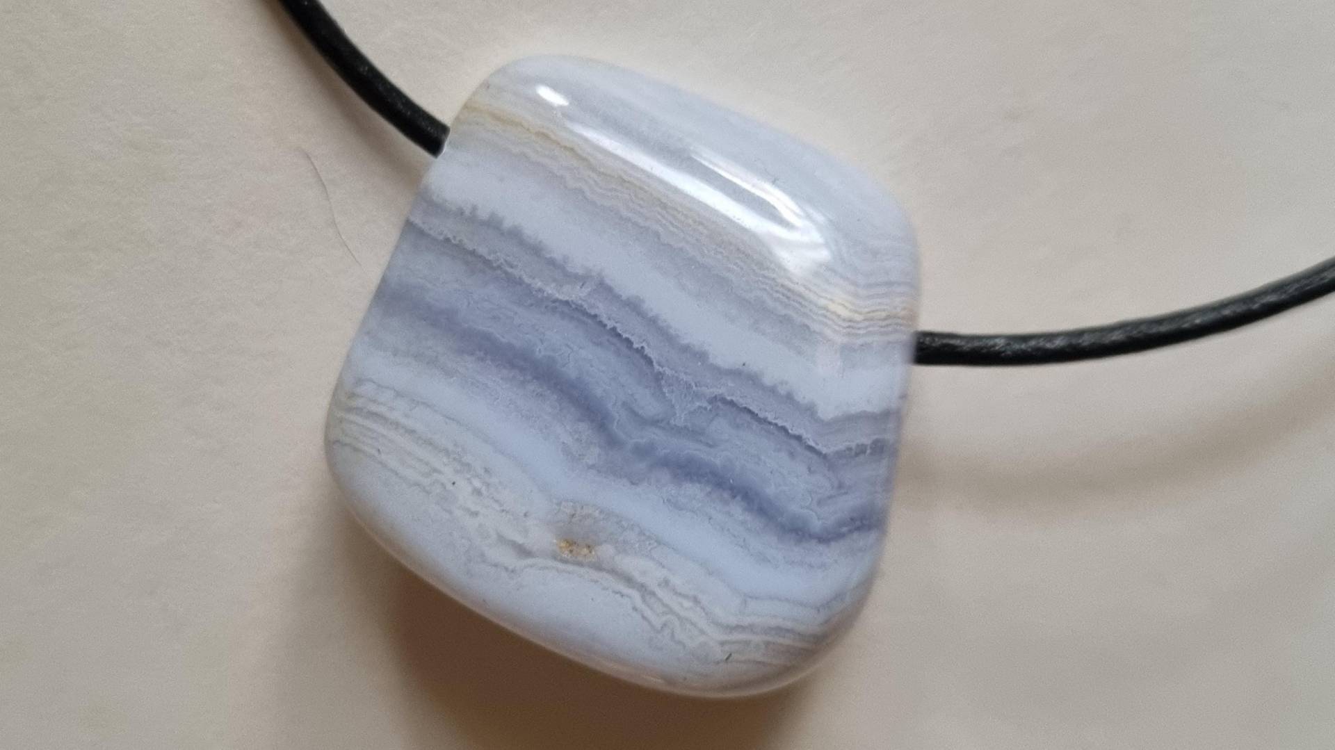 Chalcedon Mit Lederband von ElkesEdelsteinstube