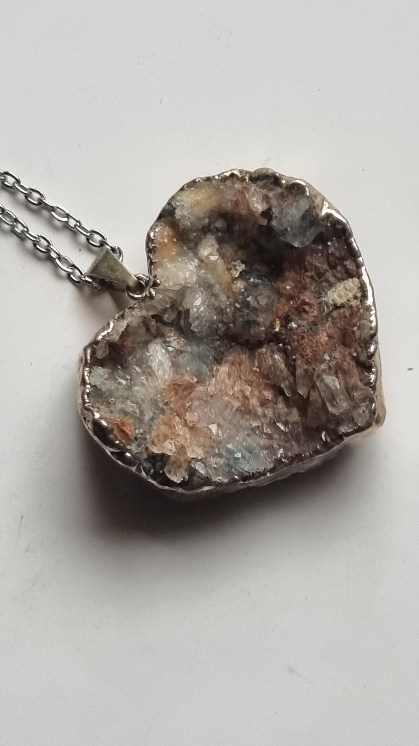 Chalcedon-Natur Herz Anhänger, Galvanisiert Mit Gratis Kette von ElkesEdelsteinstube