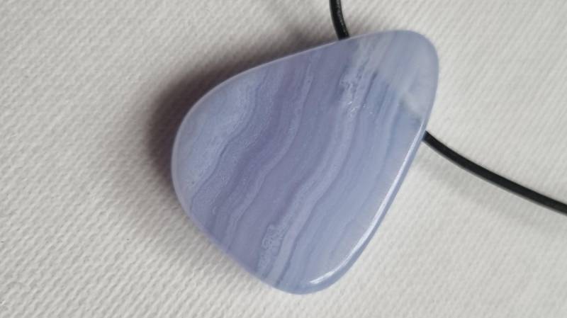 Chalcedon in Toller Qualität Mit Lederband von ElkesEdelsteinstube