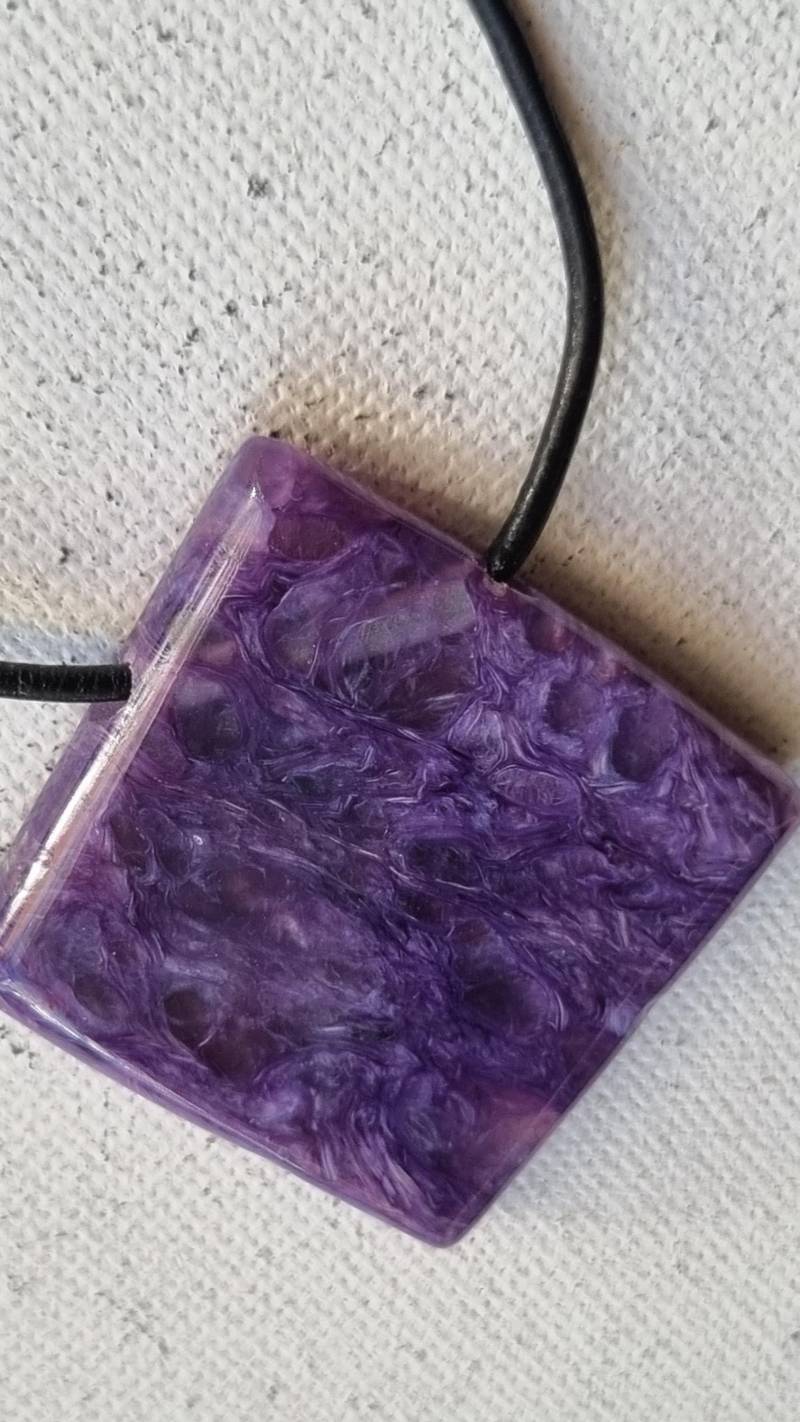 Charoit Anhänger Mit Lederband von ElkesEdelsteinstube