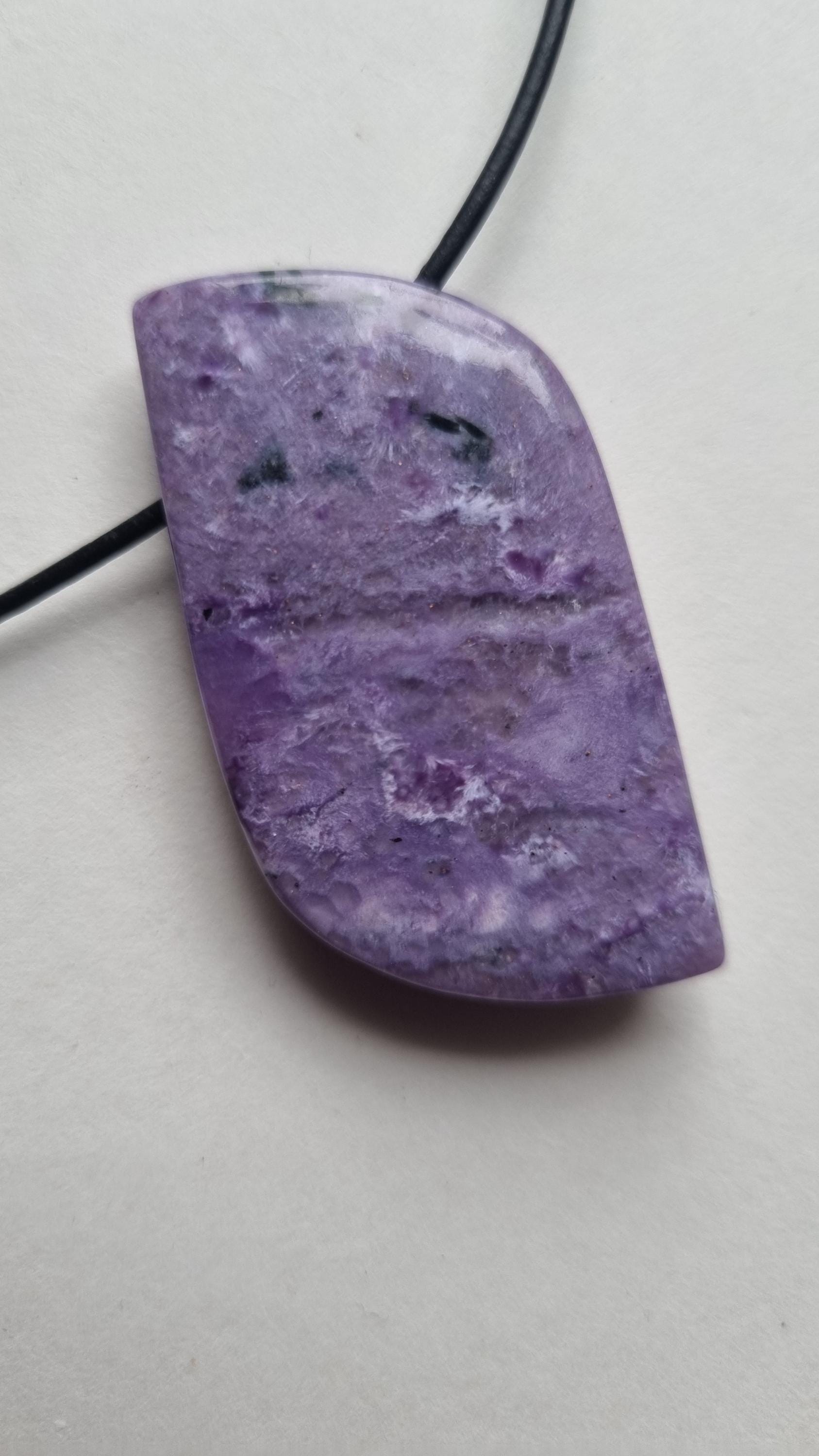 Charoit Anhänger Mit Lederband von ElkesEdelsteinstube