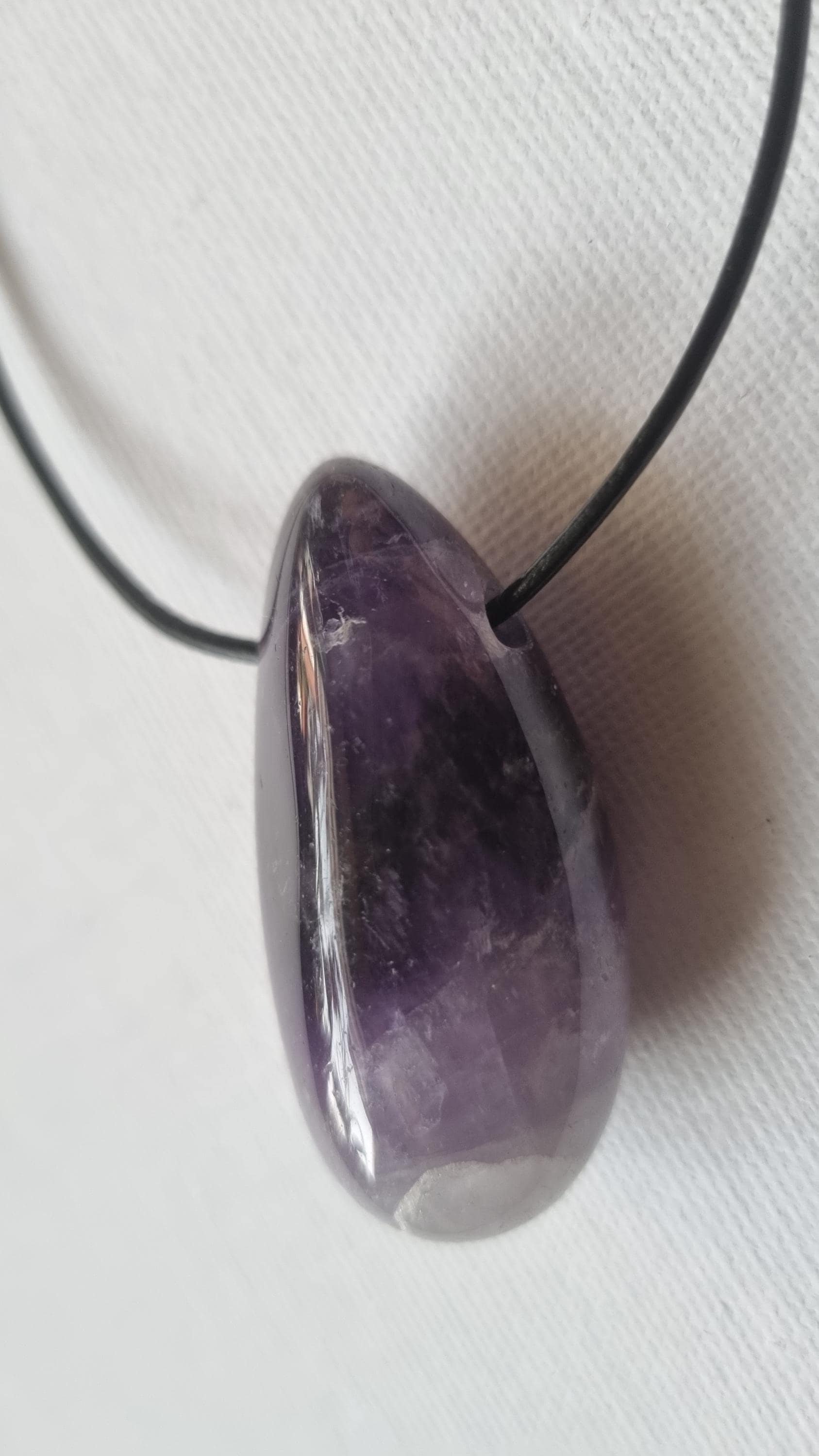 Chevron Amethyst Mit Lederband Chevron Amethyst Mit Lederband von ElkesEdelsteinstube