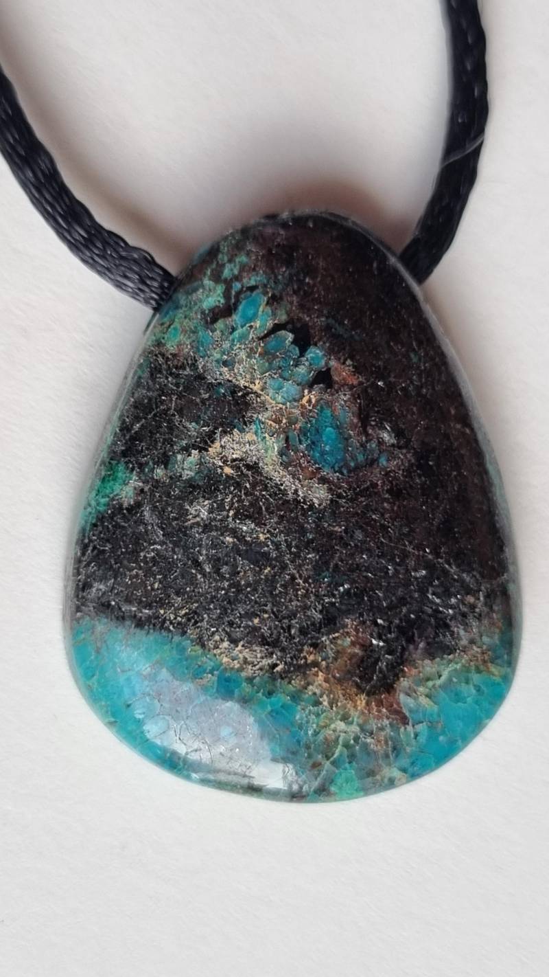 Chrysokoll-Cuprit Mit Seidenkordel von ElkesEdelsteinstube