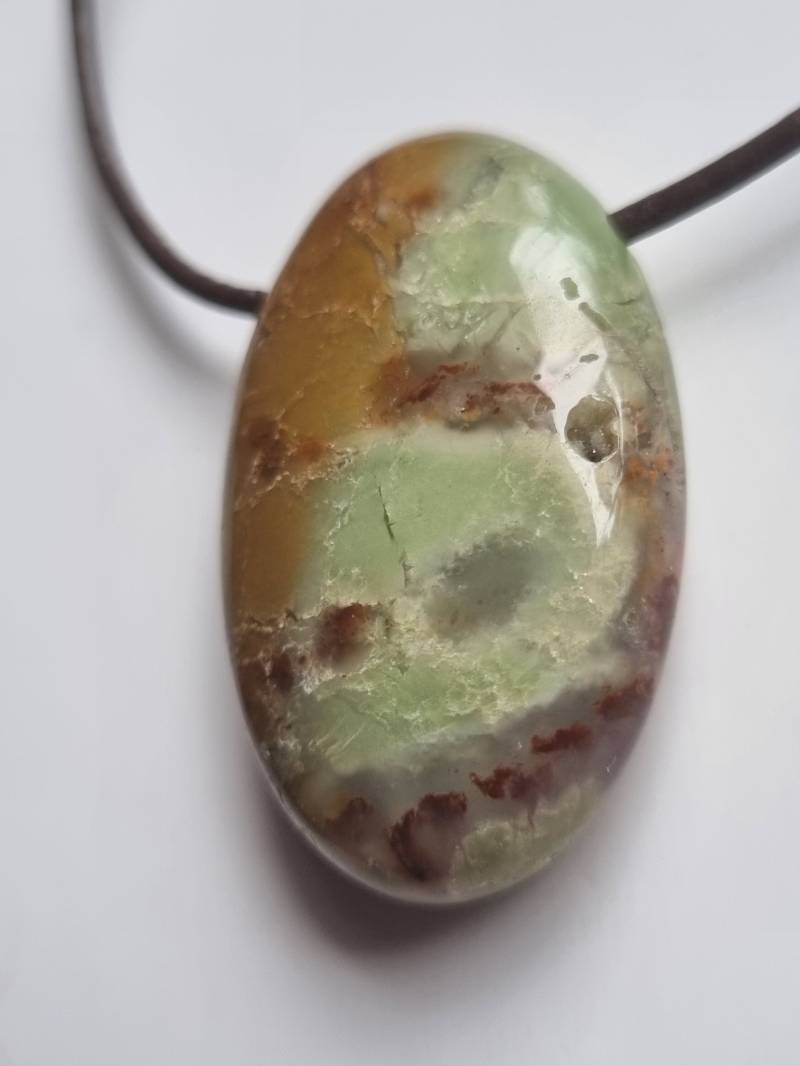 Chrysopras-Linsenstein Mit Ledeband von ElkesEdelsteinstube