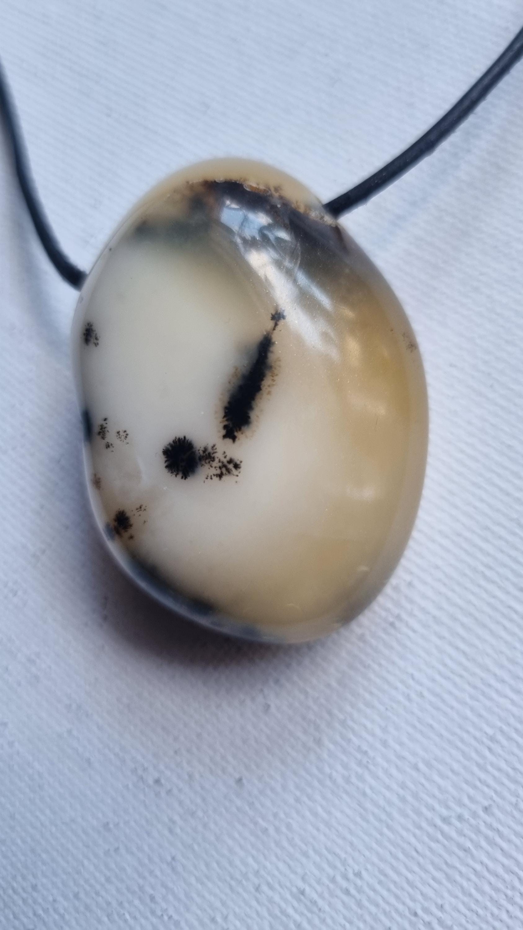 Dendritenopal Mit Lederband Dendritenopal Mit Lederband von ElkesEdelsteinstube