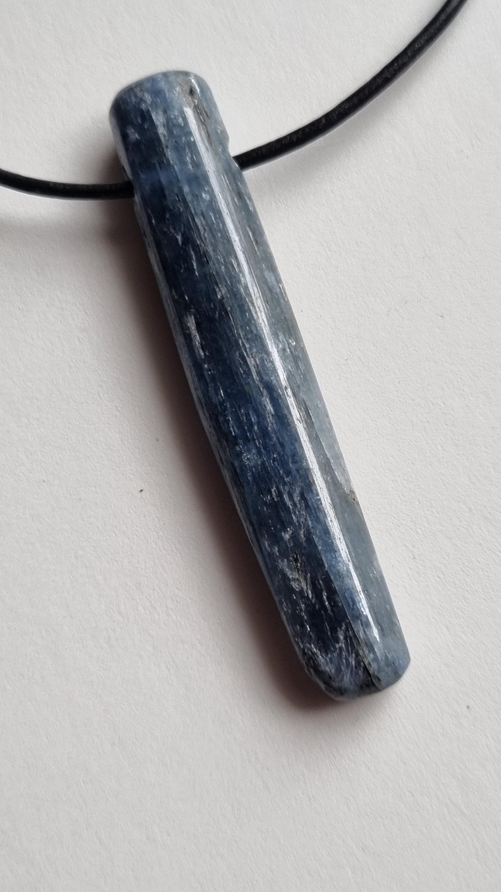 Disthen-Kyanit Mit Lederband, Einfach Nur Schön Disthen-Kyanit Mit Lederband, Einfach Nur Schön von ElkesEdelsteinstube