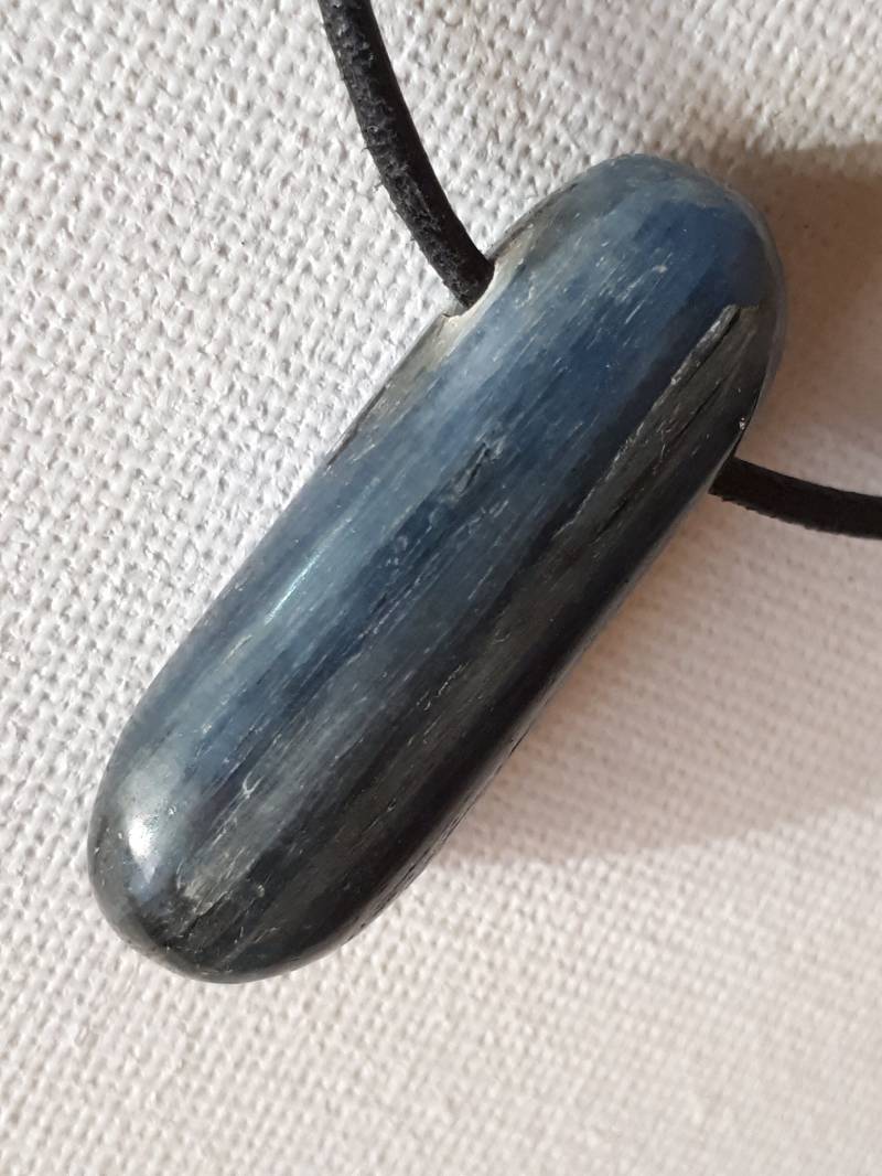 Disthen-Kyanit Mit Lederband von ElkesEdelsteinstube