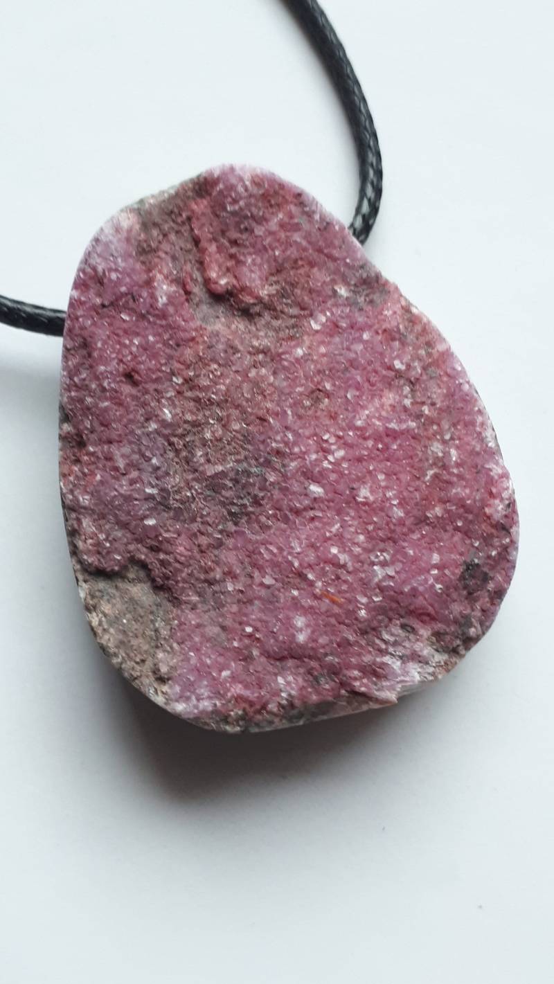 Druzy-Kobaltcalcit Mit Wachskordel von ElkesEdelsteinstube