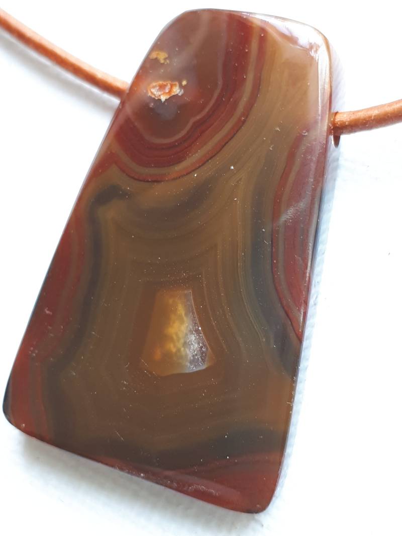 Ein Traum Aus Condor-Achat Mit Lederband von ElkesEdelsteinstube