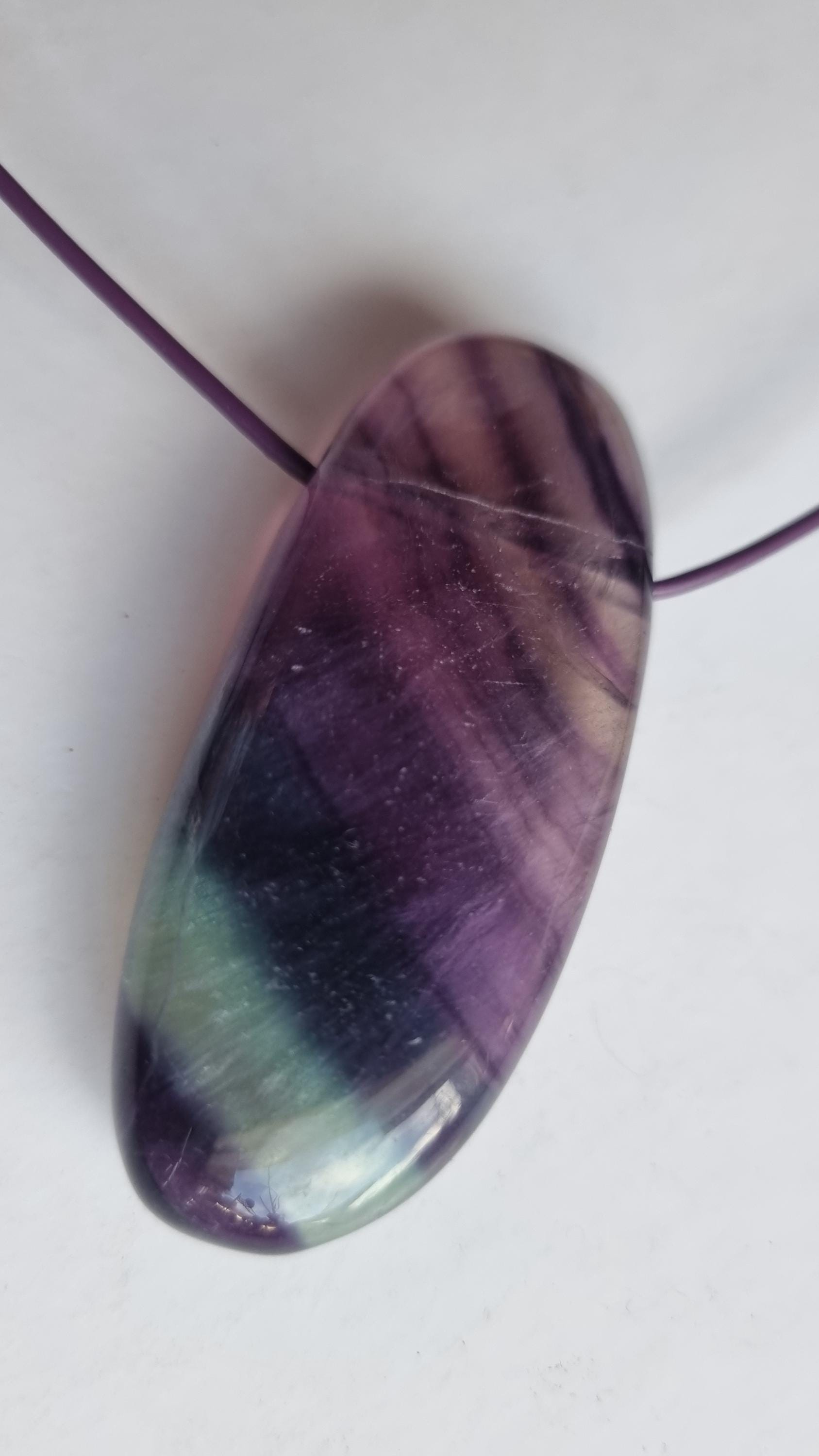 Ein Traum Aus Regenbogen-Fluorit Mit Lederband von ElkesEdelsteinstube