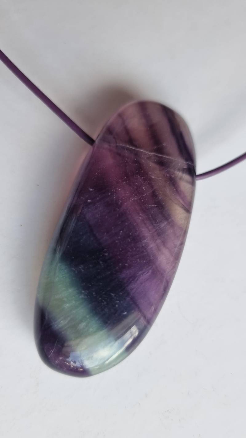 Ein Traum Aus Regenbogen-Fluorit Mit Lederband von ElkesEdelsteinstube