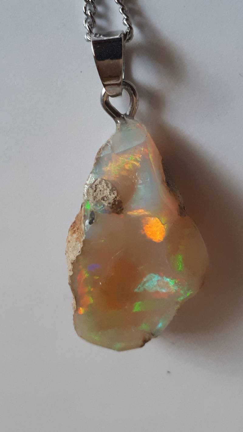 Ein Traum Aus Welo Opal | Edelopal Mit Gratis Silberkette von ElkesEdelsteinstube
