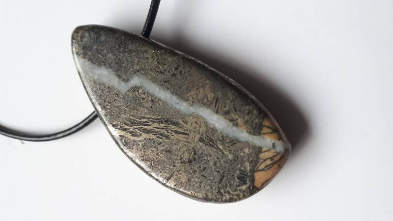 Feder-Pyrit in Toller Qualität Mit Lederband von ElkesEdelsteinstube