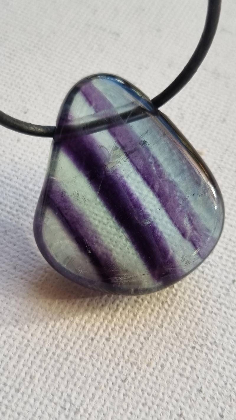 Fluorit Anhänger Mit Lederband von ElkesEdelsteinstube