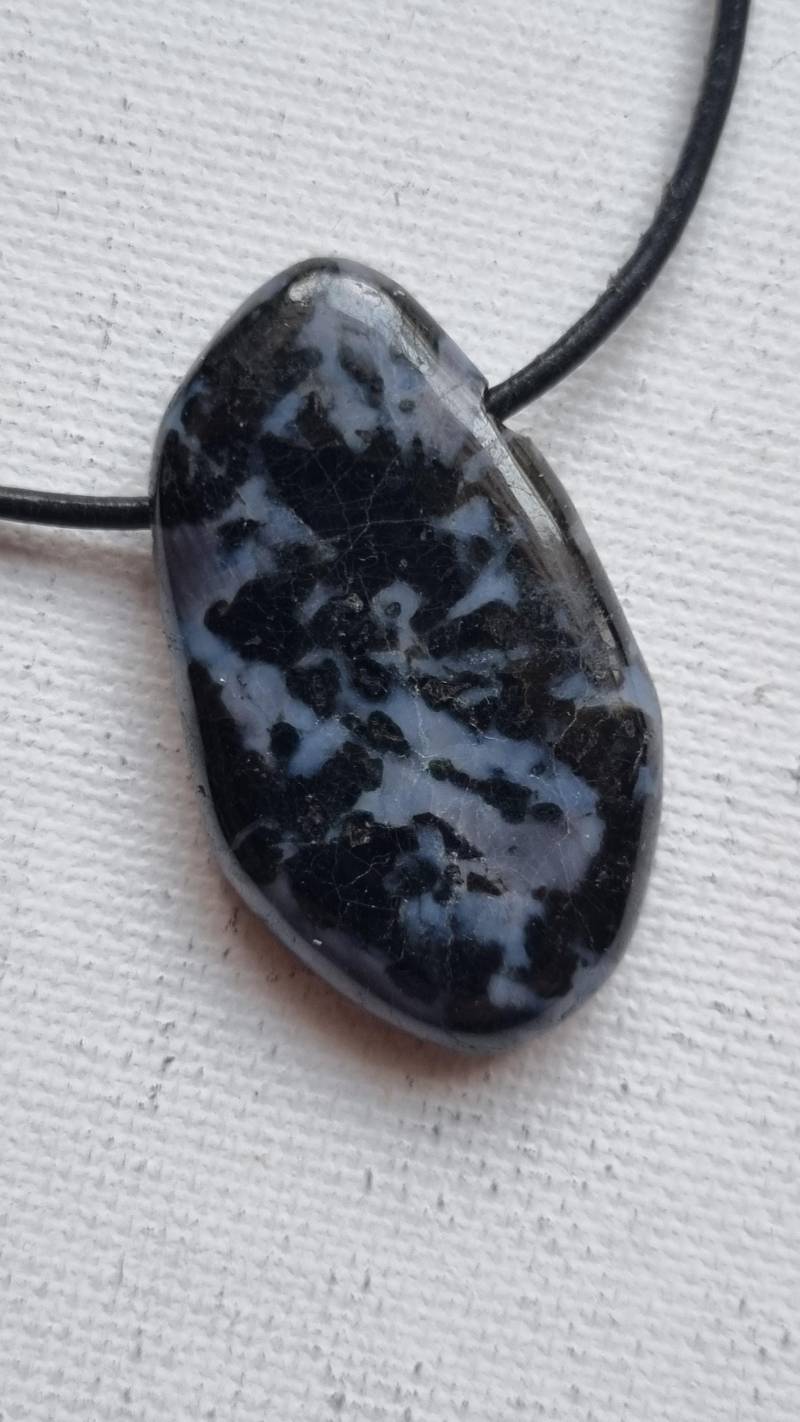 Gabbro Anhänger | Merlinit-Jaspis Mit Lederband von ElkesEdelsteinstube