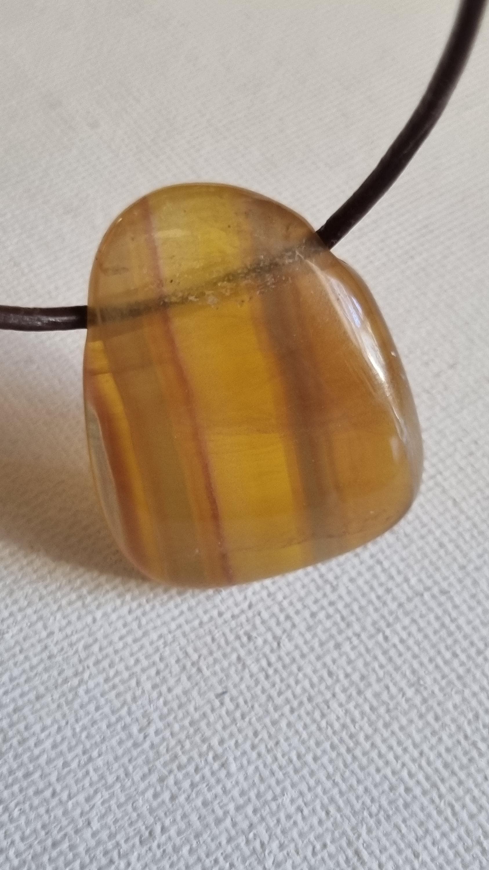 Gelber Fluorit Mit Lederband von ElkesEdelsteinstube