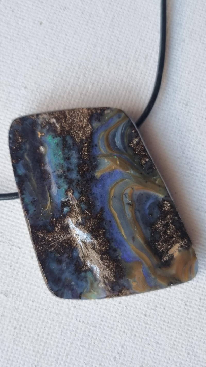 Großer Boulderopal Aus Australien Mit Lederband von ElkesEdelsteinstube