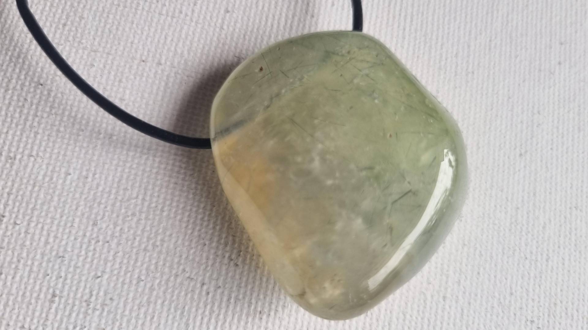 Großer Prehnit Mit Lederband von ElkesEdelsteinstube