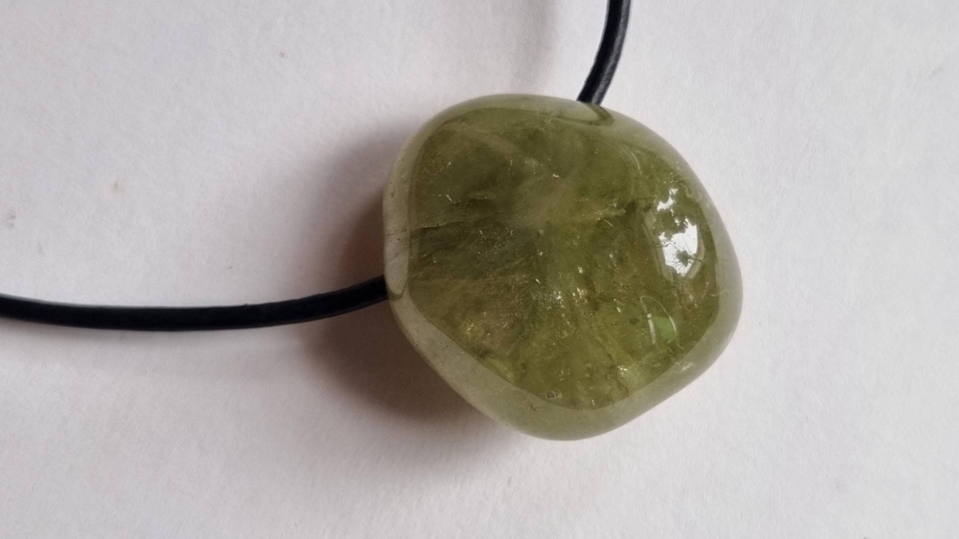 Grossular | Grüner Granat Mit Lederband von ElkesEdelsteinstube