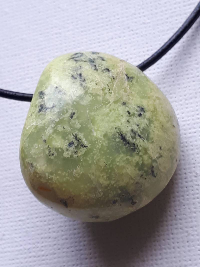 Grüner Opal Mit Lederband von ElkesEdelsteinstube