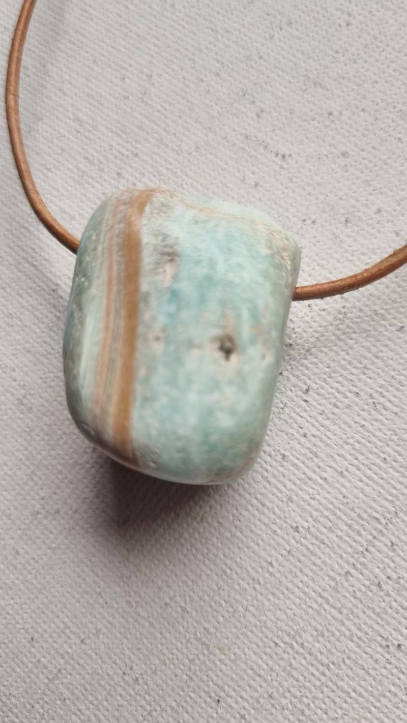 Hellblauer Aragonit Mit Lederband von ElkesEdelsteinstube