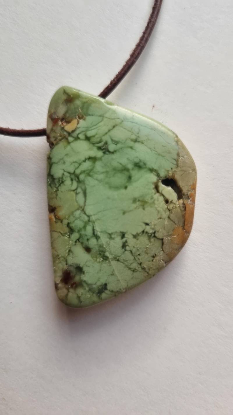 Heller Chrysopras Mit Lederband von ElkesEdelsteinstube