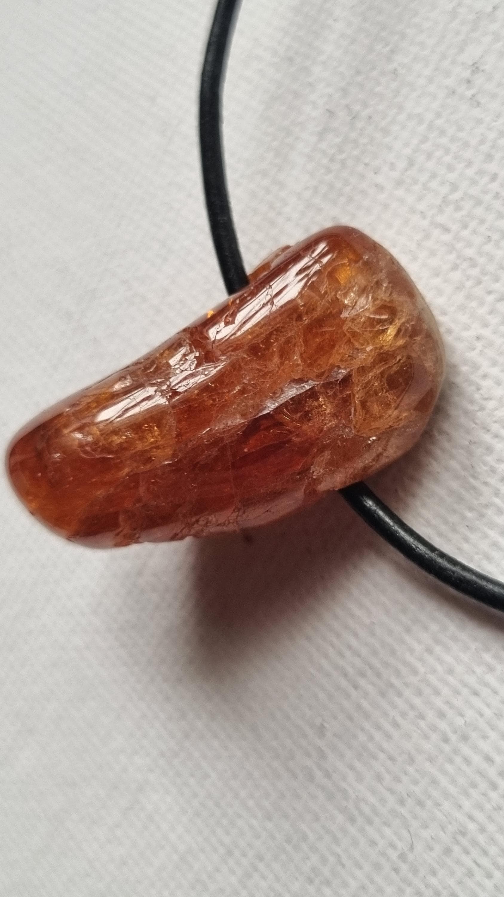 Hessonit-Granat Mit Lederband von ElkesEdelsteinstube