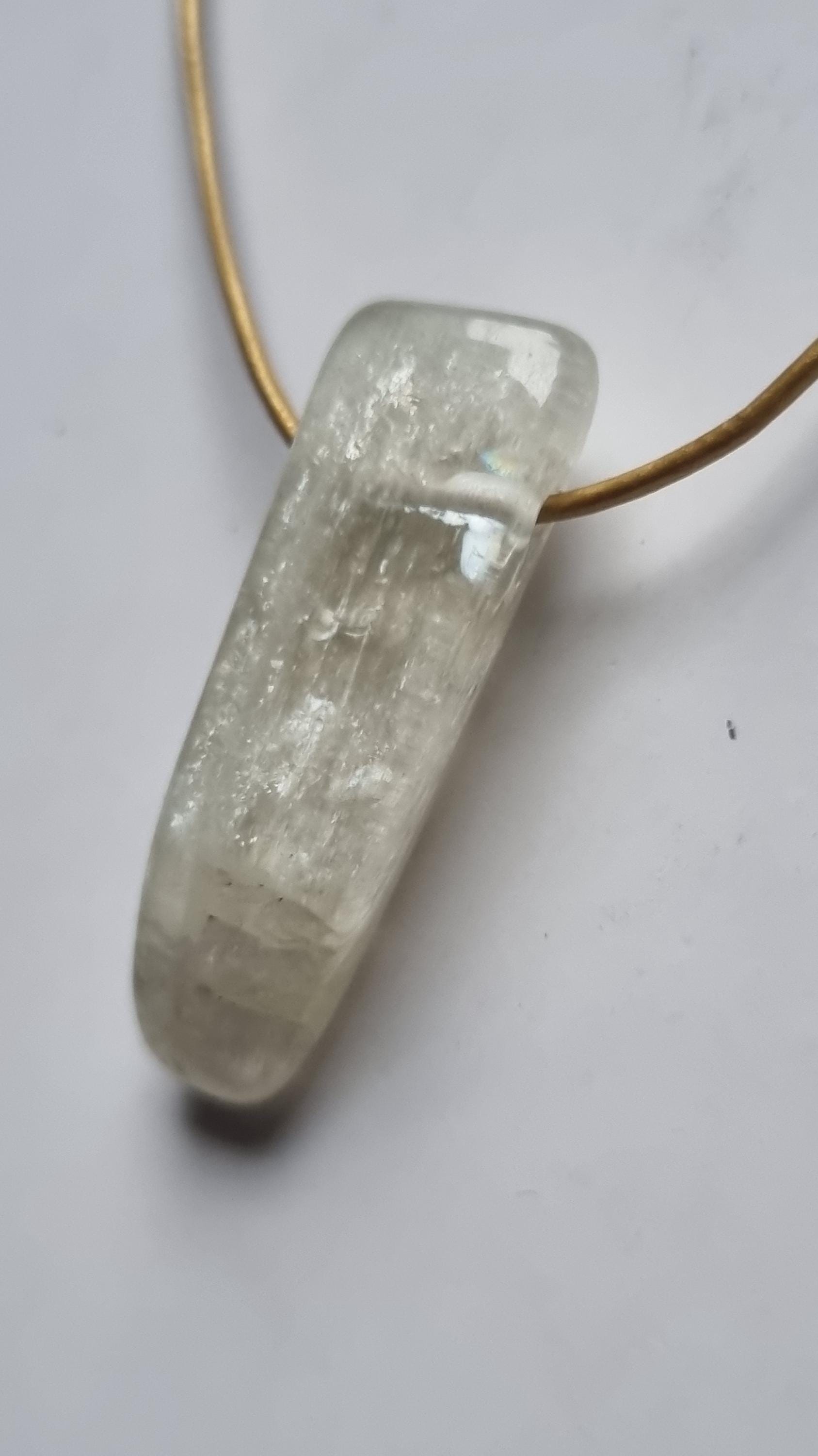 Hiddenit | Grüner Kunzit Mit Lederband von ElkesEdelsteinstube