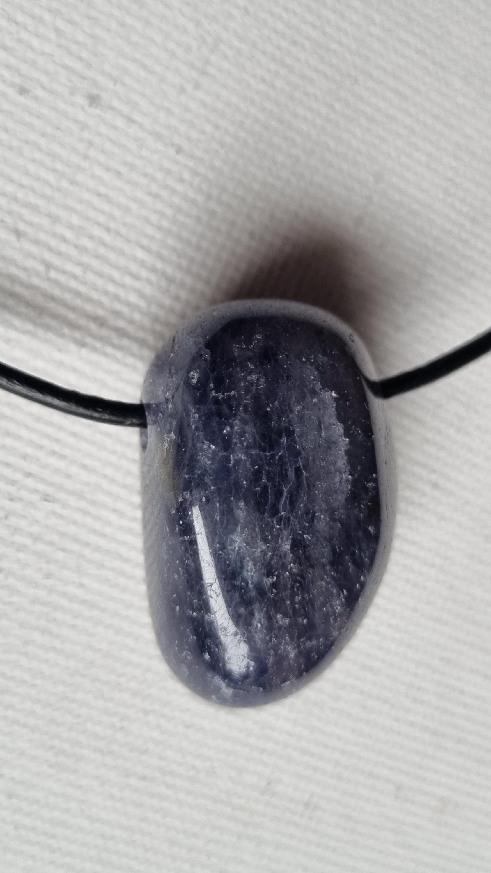 Iolith | Wassersaphir Mit Lederband Iolith | Wassersaphir Mit Lederband von ElkesEdelsteinstube