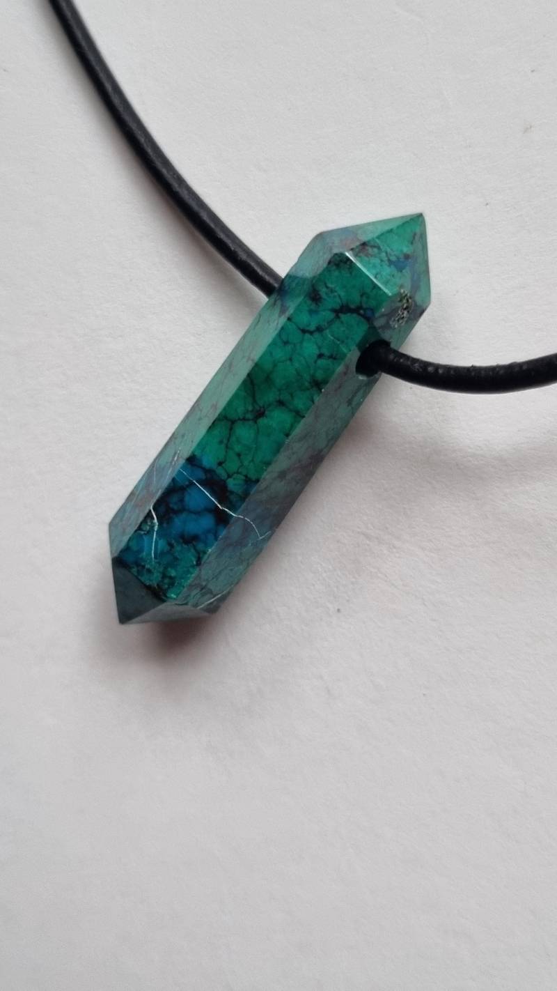 Kleine Chrysokoll Doppelspitze Mit Lederband von ElkesEdelsteinstube