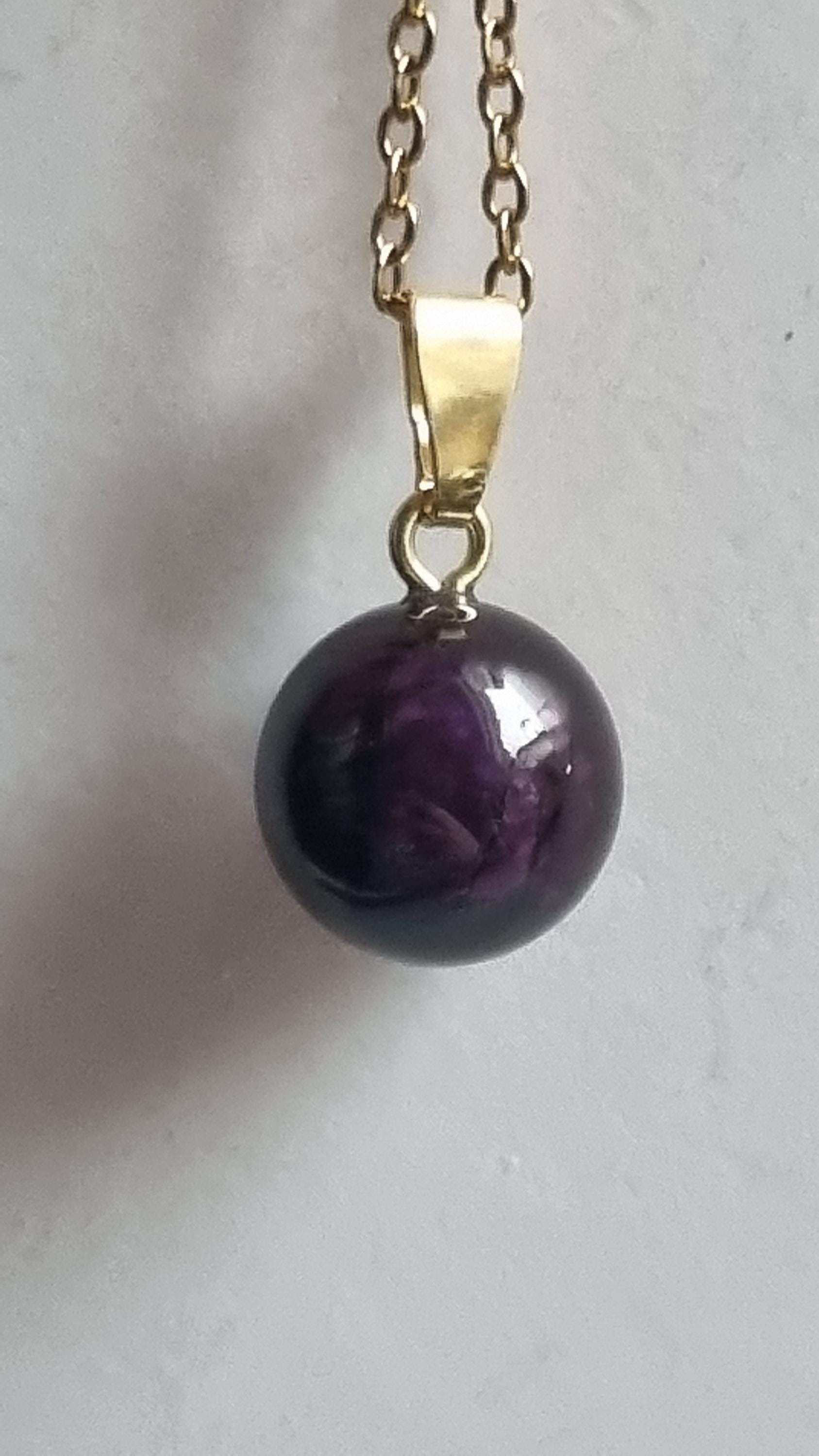 Kleiner Sugilith Kugel-Anhänger Mit Gratis-Kette von ElkesEdelsteinstube