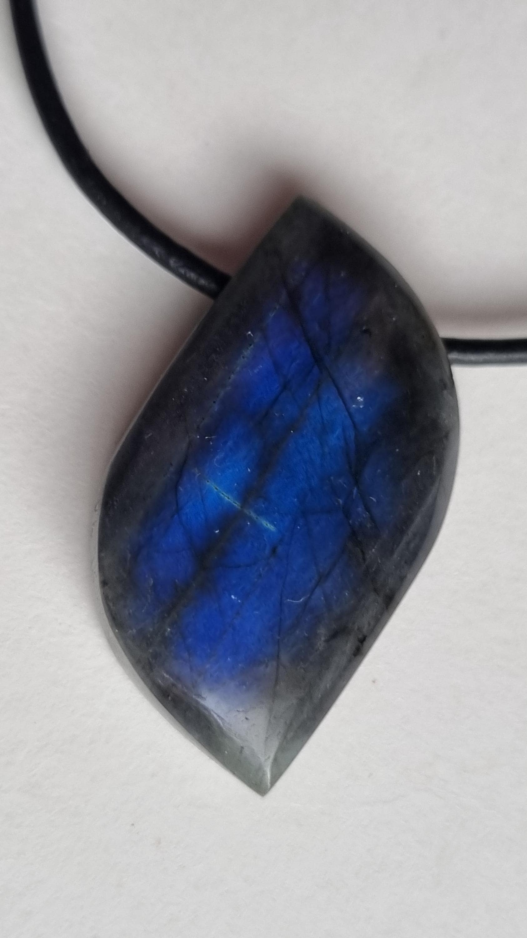 Labradorit Mit Lederband von ElkesEdelsteinstube