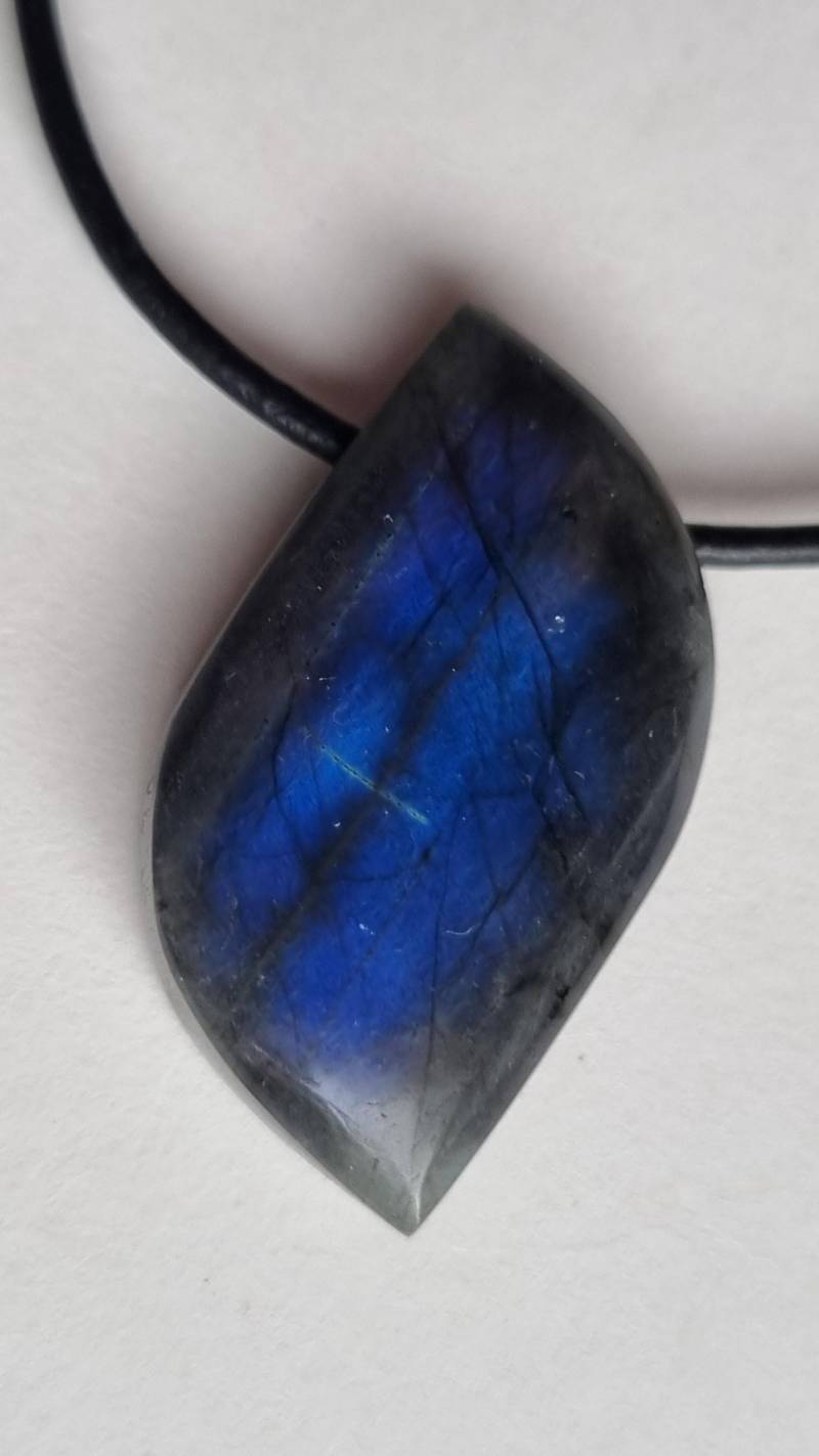 Labradorit Mit Lederband von ElkesEdelsteinstube