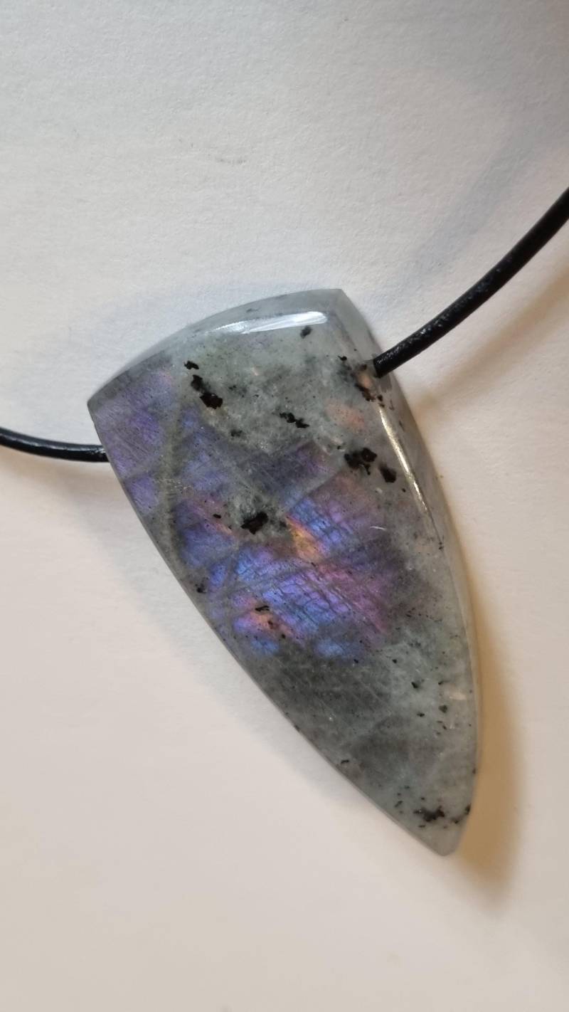 Lila Labradorit Mit Lederband von ElkesEdelsteinstube