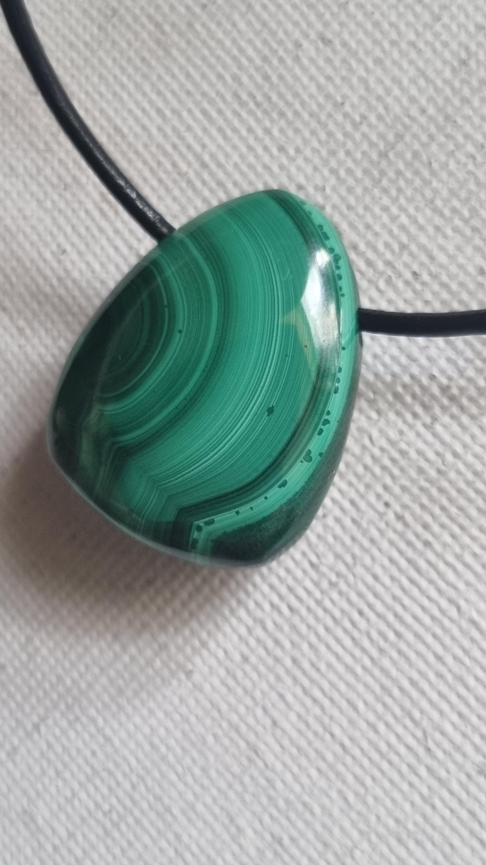 Malachit Mit Lederband von ElkesEdelsteinstube