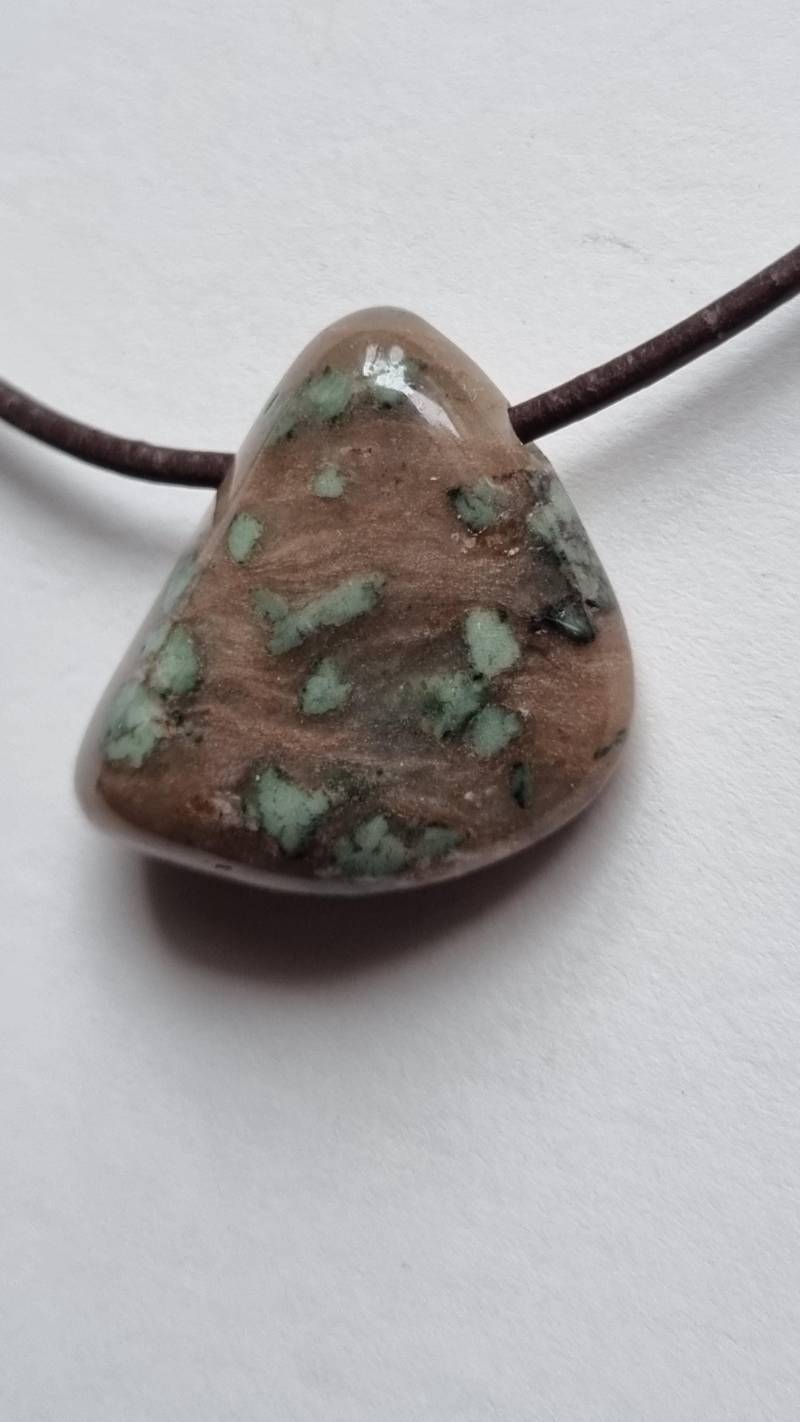 Nunderit | Andalusit Mit Epidot Lederband von ElkesEdelsteinstube