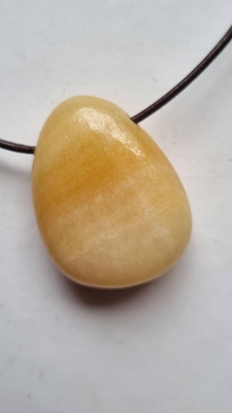 Orangencalcit Mit Lederband von ElkesEdelsteinstube