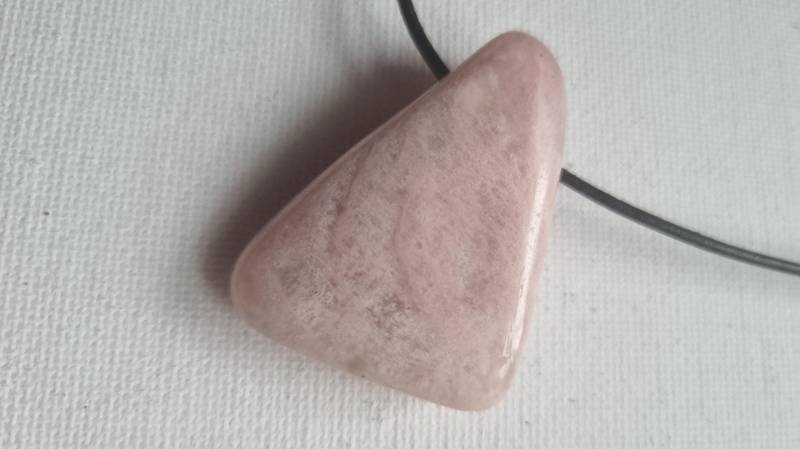 Petalith Mit Lederband von ElkesEdelsteinstube