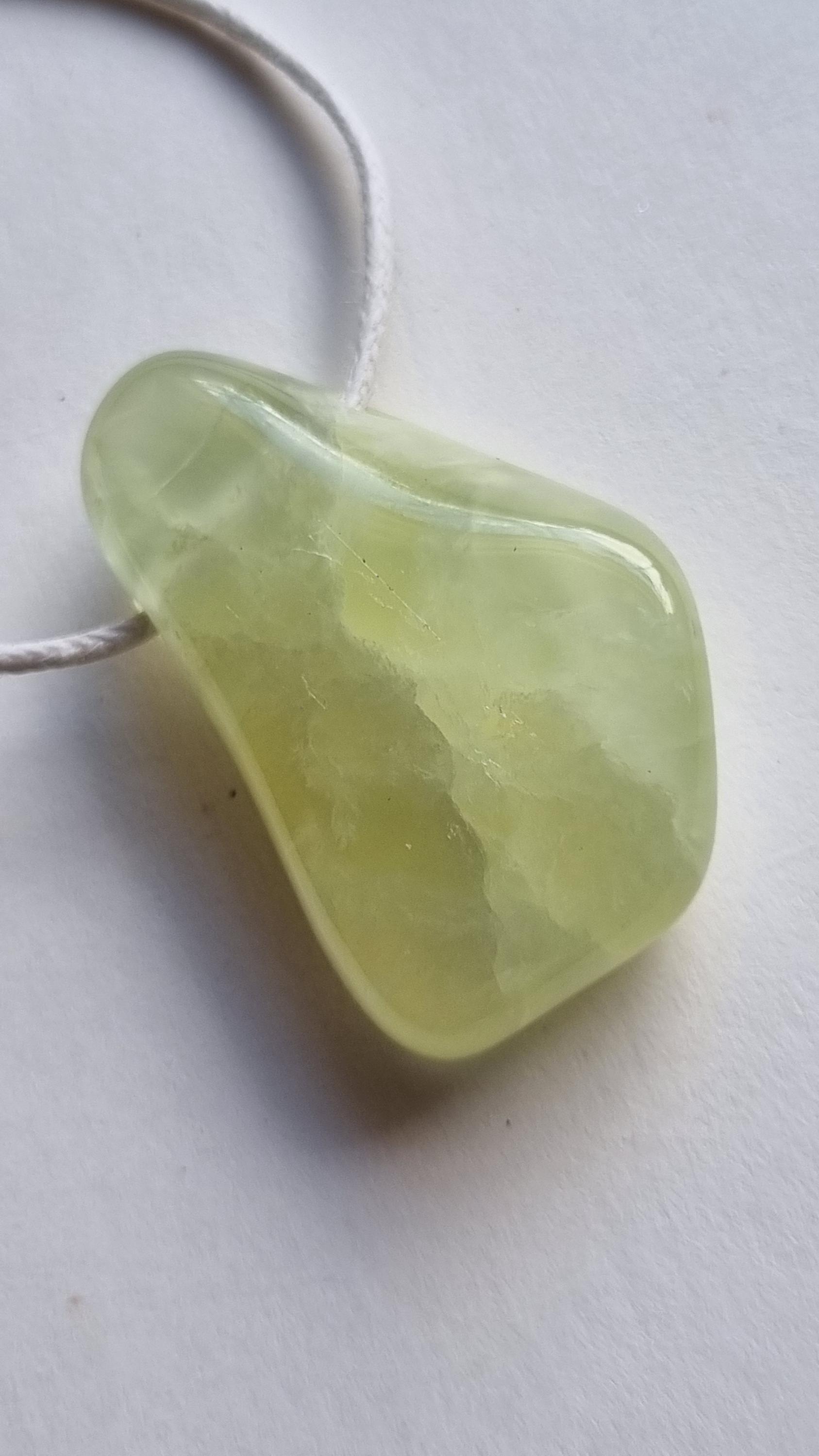 Prehnit in Toller Qualität Mit Wachskordel von ElkesEdelsteinstube