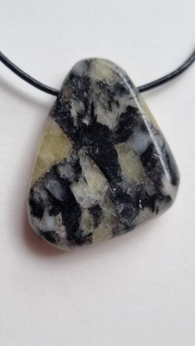 Pyknit | Topas Gelb, Stengeltopas Mit Lederband, Selten Und Wunderschön von ElkesEdelsteinstube