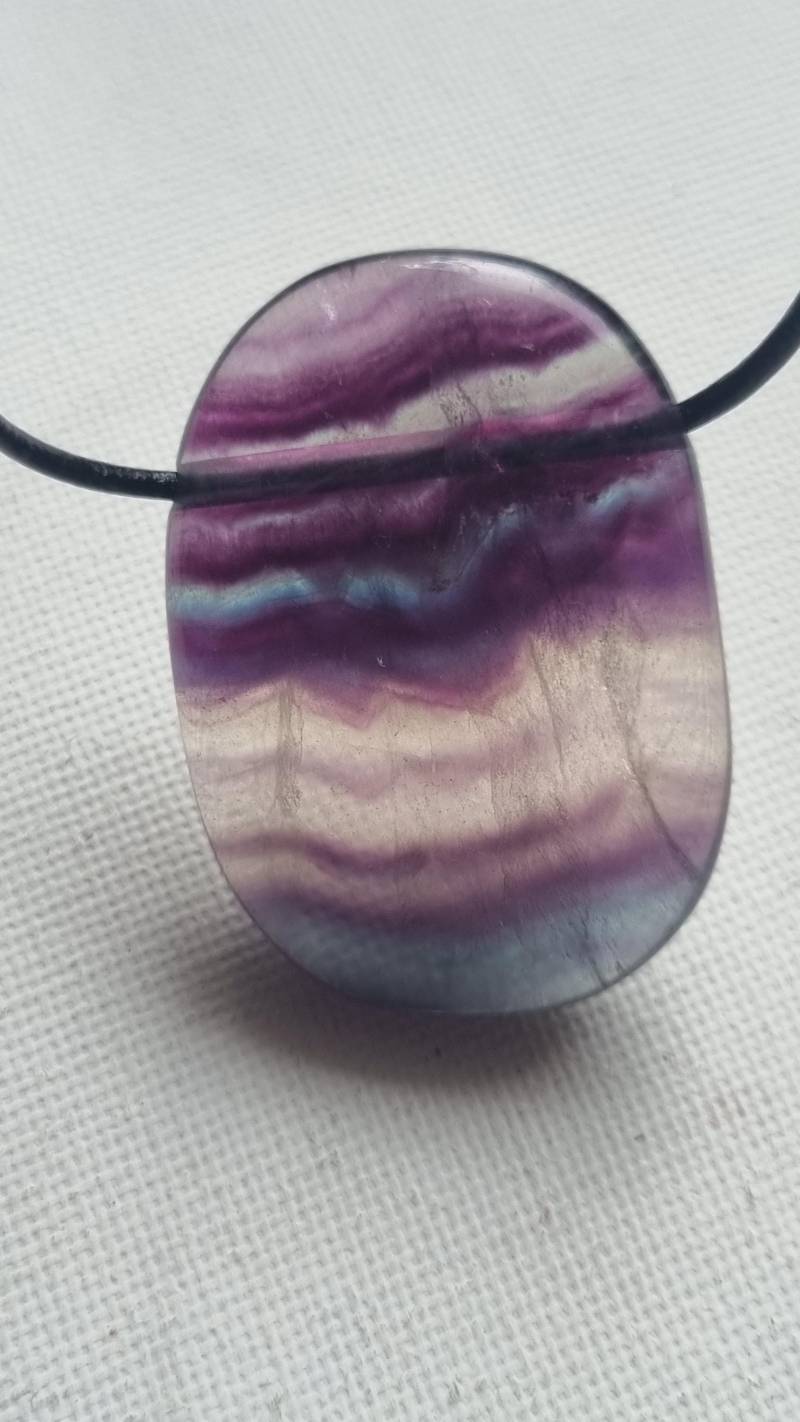 Regenbogen-Fluorit Mit Lederband von ElkesEdelsteinstube