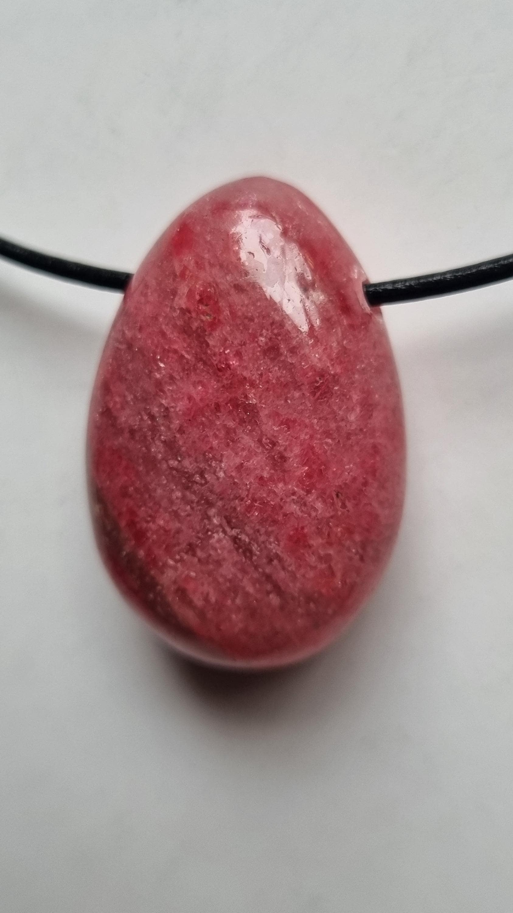 Rhodonit in Traumhafter Qualität Mit Lederband von ElkesEdelsteinstube