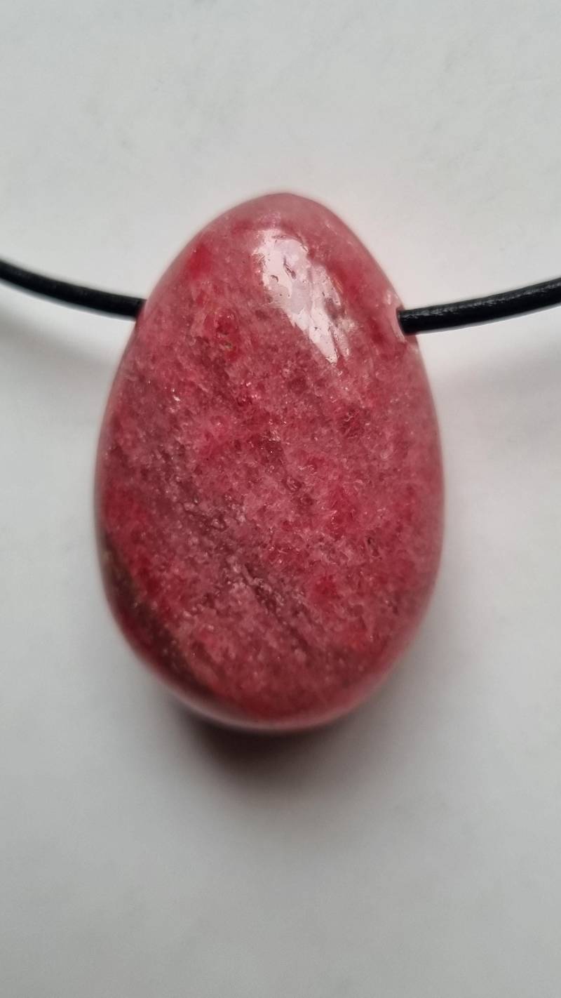 Rhodonit in Traumhafter Qualität Mit Lederband von ElkesEdelsteinstube