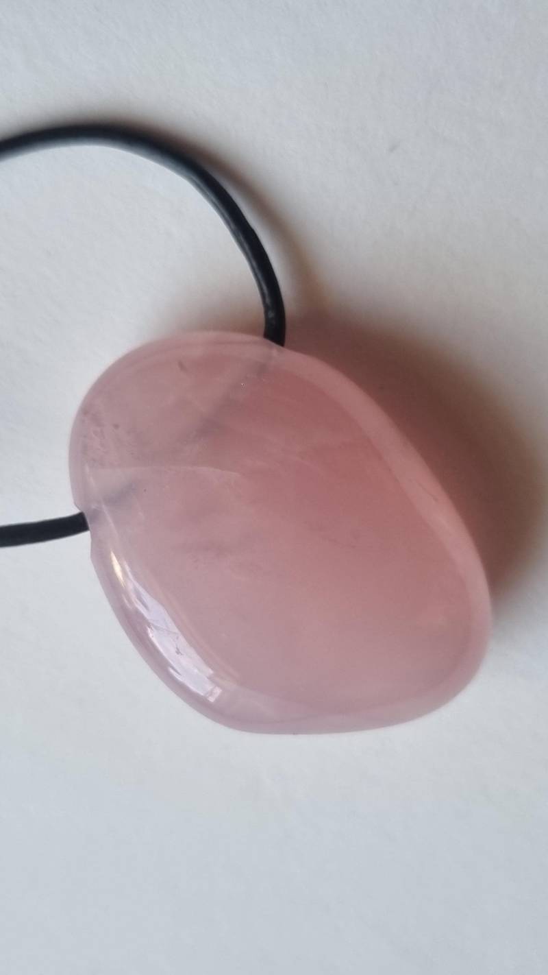 Rosenquarz | Madagaskar Mit Lederband von ElkesEdelsteinstube